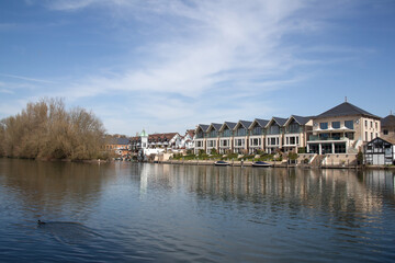 Fototapeta na wymiar Buildings and boats along the Thames at Maidenhead in the UK