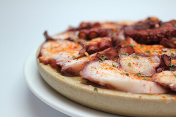 pulpo a la gallega tradicional con pimentón, perejil y aceite de oliva virgen extra