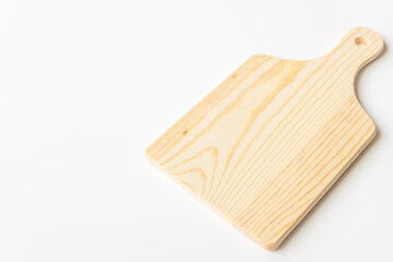 木製のまな板、白バック