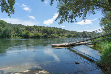 Río Ebro a su paso por la bonita localidad de Vinebre