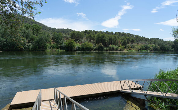 R&iacute;o Ebro a su paso por la bonita localidad de Vinebre