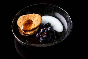 Pancakes mit Ahornsirup und Heidelbeeren