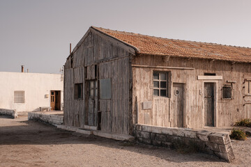 Fototapeta na wymiar casa de madera deteriorada en el pueblo de Cabo de Gata, Andalucia, Spain