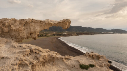 Fototapeta na wymiar duna fósil gigante en primer plano, al fondo la playa de los escullos en Cabo de gata