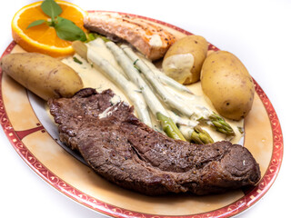Rindersteak mit grünen Spargel und Lachs