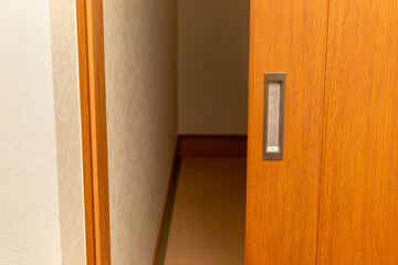 半開き状態の部屋の引き戸