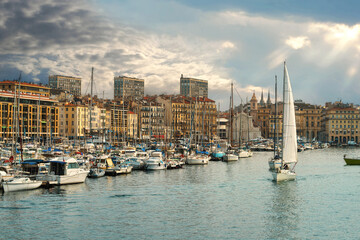 Fototapeta premium Cityscape with yachts and boats in harbour of Marseille. France