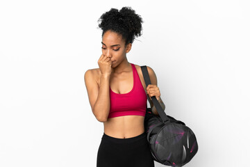 Fototapeta na wymiar Young sport african american woman with sport bag isolated on blue background having doubts
