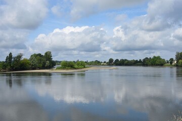 Fototapeta na wymiar Dordogne river. La Dordogne, Vignonet, Gironde, France