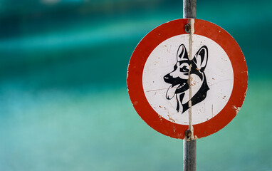 Warning sign that it is forbidden to walk dogs by the lake