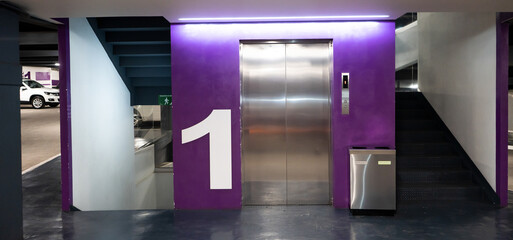 Elevador en piso 1 de un centro comercial