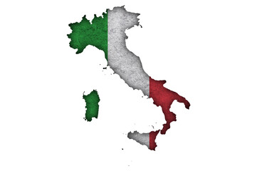 Fototapeta premium Karte und Fahne von Italien auf verwittertem Beton