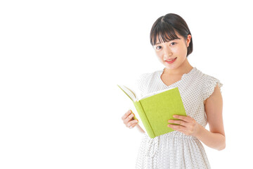 読書をする若い女性
