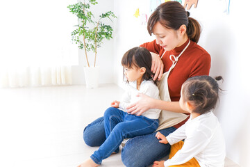 幼稚園で遊ぶ子ども