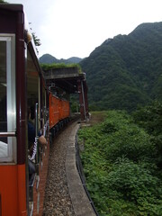 山とトロッコ
