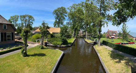 Fototapeta na wymiar Panorama from a canal in Giethoorn