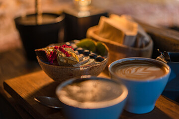 desayuno delicioso con cafe, cappuccino, y luz bonita