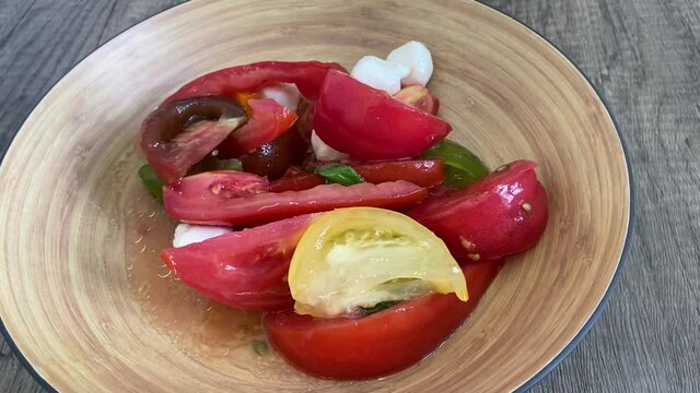 Salade de tomates dans un bol en bambou