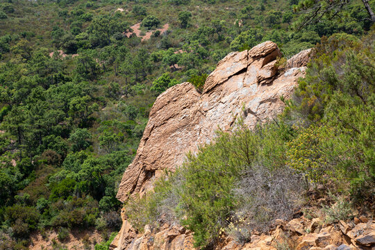 Red rock formations at the "Rocher de Saint Barthelemy" on the Corniche d'or on the french riviera.