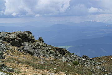 Fototapeta na wymiar rocky mountain ledge, summer mountain scenery