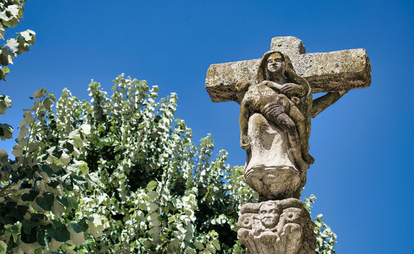 Cruz o crucero con Jesucristo yacente en brazos de la virgen María, estatuas tradicionales de la región de Galicia, España