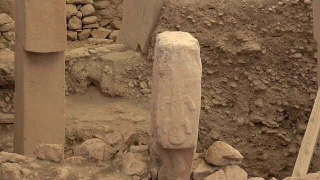 Gobeklitepe, Sanliurfa, Turkey - 15th of June 2021: 4K Zoom out a reptile relief on stone pillar

