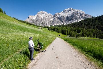Fototapeta na wymiar An einem sonnigen Sommertag auf Fahrradtour zwischen Heilig Kreuz und Wengen in den Dolomiten