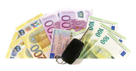 Auto kaufen, KFZ Kaufvertrag - Euro Geldscheine und Münzen am Rand, Freigestellt