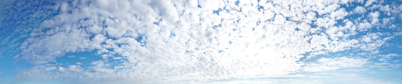 Wolkenhimmel Panorama am Morgen - Schäfchenwolken kündigen schlechtes Wetter an, Wetterfühligkeit
