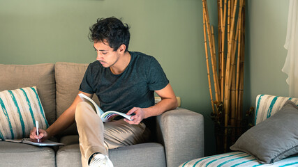 Hombre leyendo un libro en el sofa