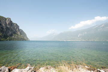 Cielo limpido, al lago 