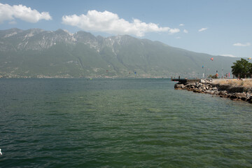 vista sul lago e montagne con kite-surf