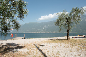 vista sul lago e montagne con kite-surf