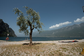 vista sul lago e montagne con kite-surf