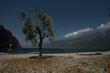vista sul lago e montagne con kite-surf