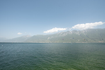 vista sul lago e montagne, giornata di sole