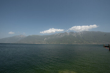 vista sul lago e montagne, giornata di sole