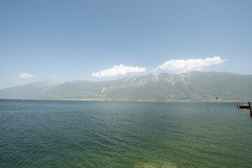 vista sul lago e montagne, giornata di sole
