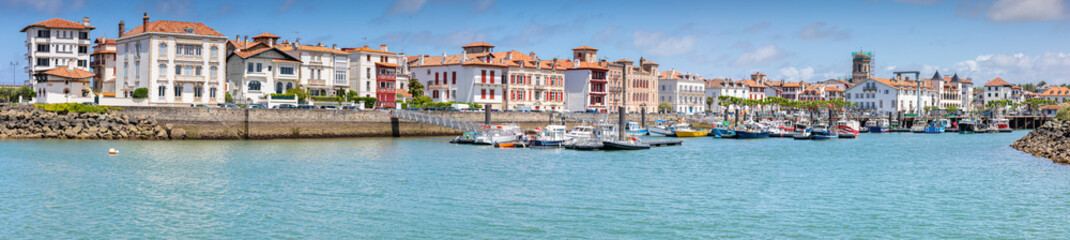 Fototapeta na wymiar Vue sur le port de la ville de Saint-Jean-de-Luz dans le département des Pyrénées-Atlantiques. 