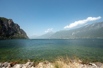 vista sul lago e montagne, giornata di sole