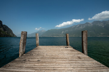 Pontile sul lago in estate