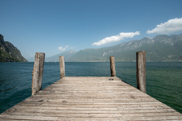 Pontile sul lago in estate
