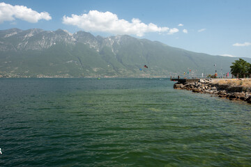 vista sul lago con cielo limpido