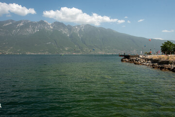 vista sul lago con cielo limpido