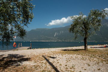 vista sul lago con cielo limpido