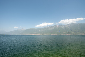 vista sul lago con cielo limpido