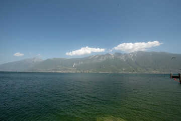 vista sul lago con cielo limpido