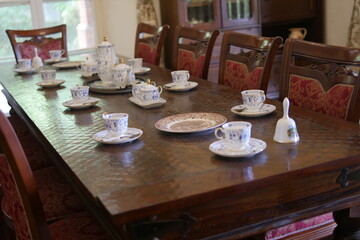 伝統的な机とテーブル
Traditional table and dishes