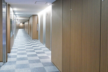 ビルの中のオフィスの廊下の風景