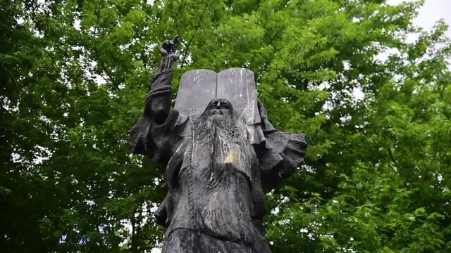 Pomnik Mojżesza w parku, w miejscu spalonej w 1939 roku Synagogi Alte Szil w ł&oacute;dzkim getcie